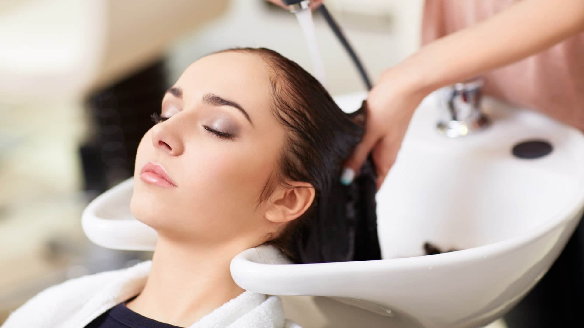 Hair Care Tips in winter season barish or kohre me balon ka dhyan kaise rakhein