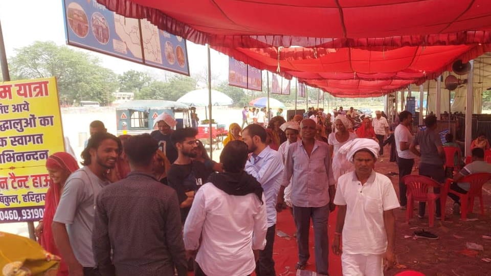 Chardham Yatra 2024 Uproar over closure of offline registration in Haridwar angry crowd demolished barricade