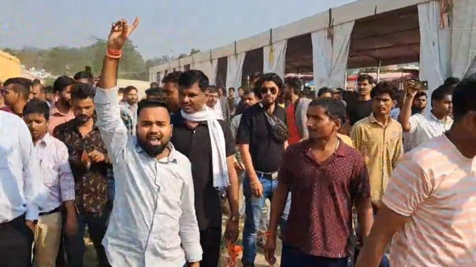 Chardham Yatra 2024 Uproar over closure of offline registration in Haridwar angry crowd demolished barricade