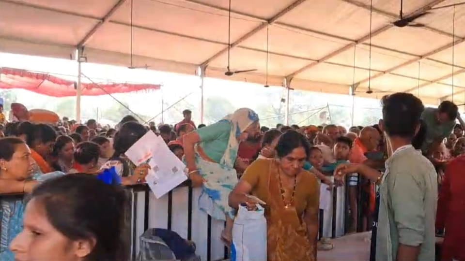Chardham Yatra 2024 Uproar over closure of offline registration in Haridwar angry crowd demolished barricade