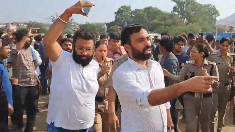 Chardham Yatra 2024 Uproar over closure of offline registration in Haridwar angry crowd demolished barricade