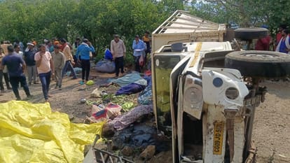 Tragic accident in Kabirdham Speeding pickup fell into ditch news of 15 people dead in the accident