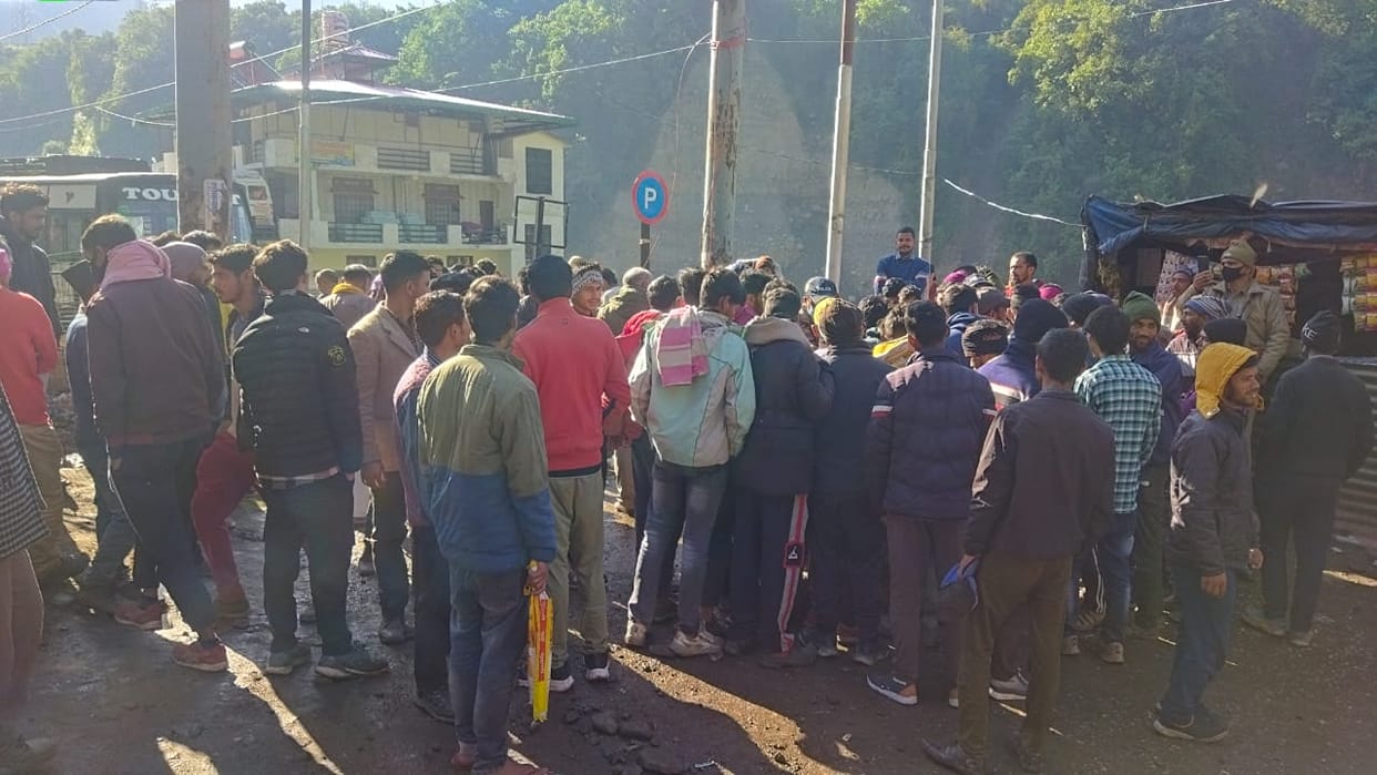 Chardham Yatra 2024 Horse dies due to electric Current in Yamunotri Dham Jankichatti People Ruckus