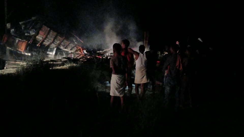 Container caught fire after hitting high tension line, 22 e-rickshaws burnt