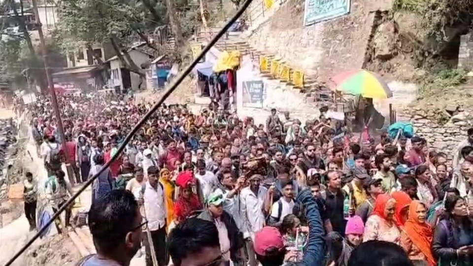 Kedarnath Yatra 2024 Sitapur and Sonprayag police kept the pilgrims in queue and sent them ahead