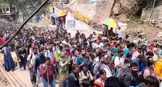 Chardham Yatra 2024 Pilgrims Huge Crowd breaking barricades in Sonprayag to Go Kedarnath