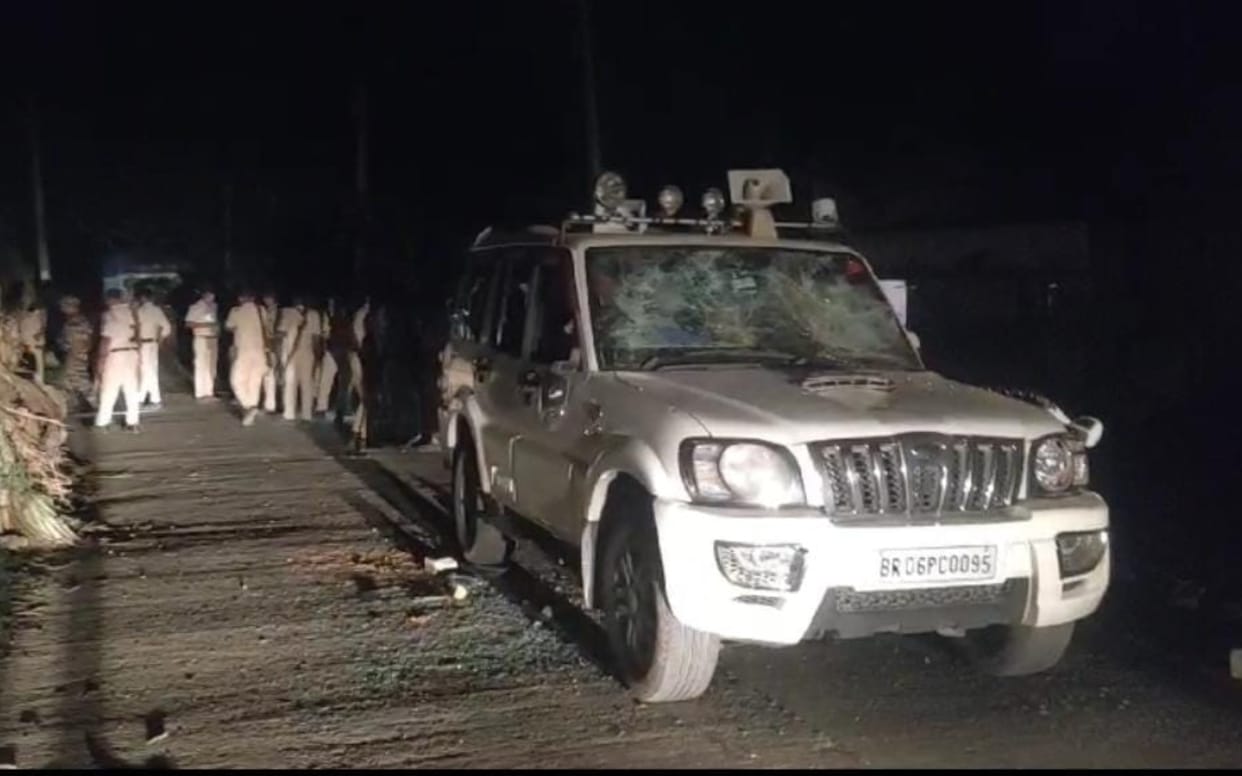 Lok Sabha : A vehicle carrying EVM crushed a bike rider in vaishali election 2024 pelted stones bihar police