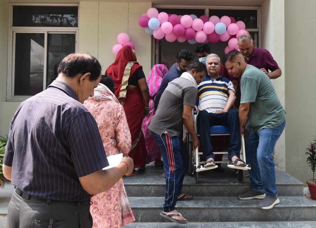 Loksabha Election 2024: Pics of voting day in Lucknow.