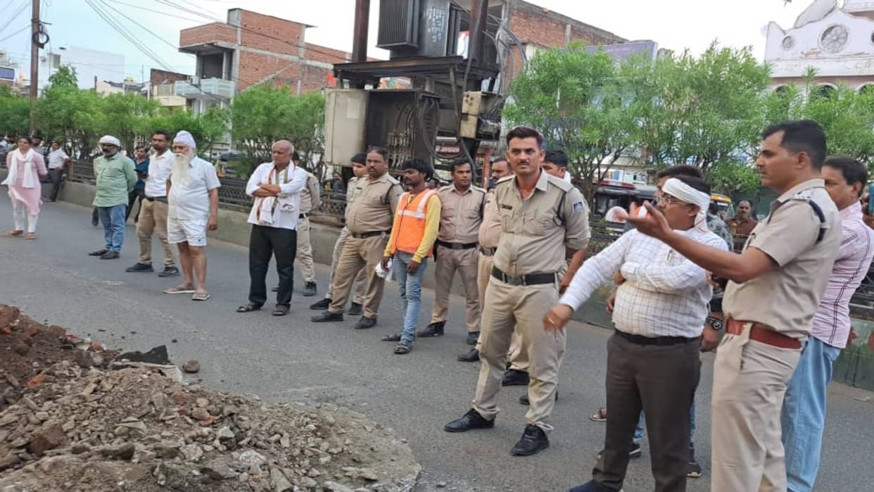 Damoh Stone pelting amid dispute between two parties during encroachment action officials pacified matter