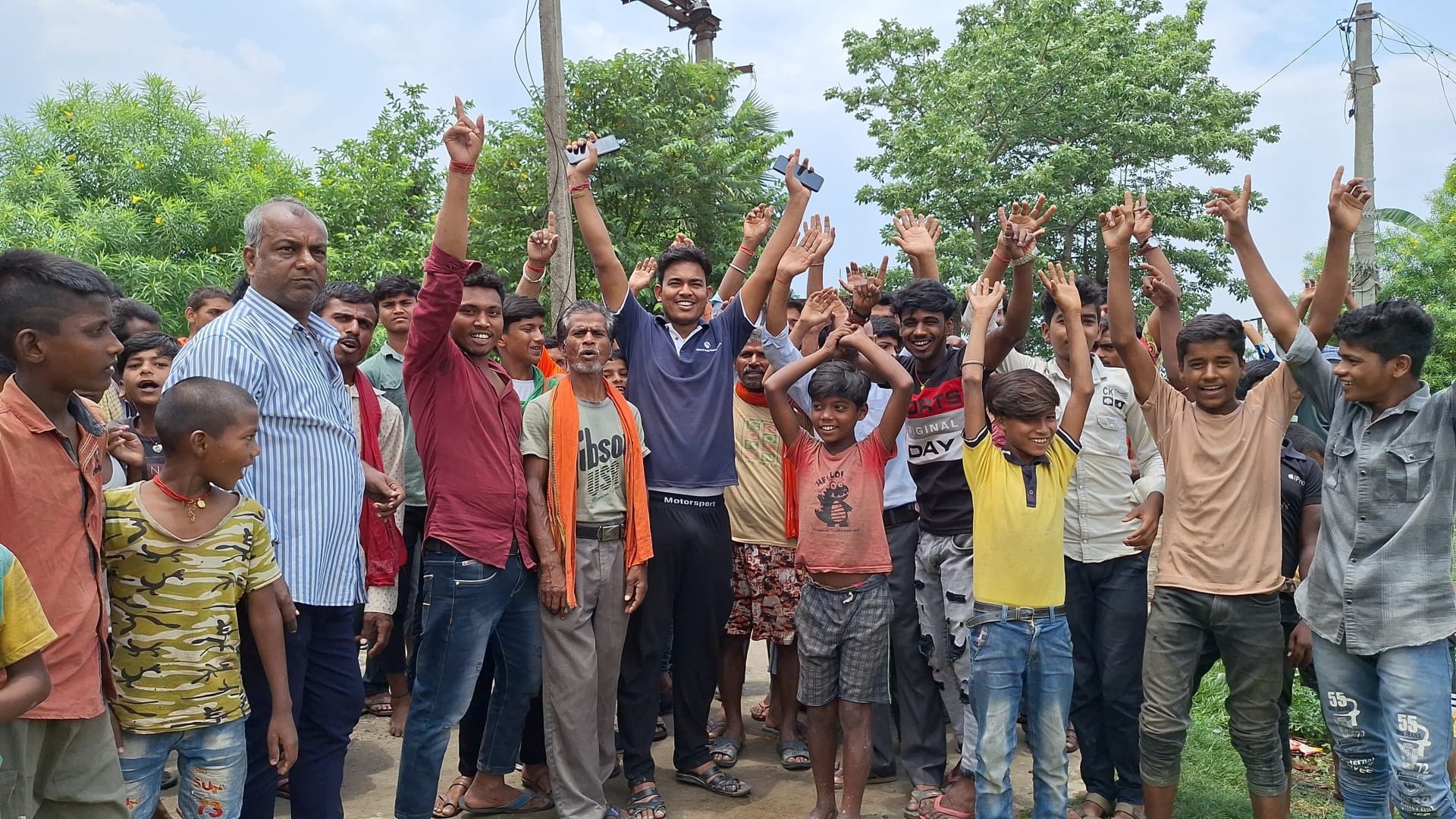 Muzaffarpur: Voting boycott in many places, but Aurai people crossed river by boat-bridge to cast their votes