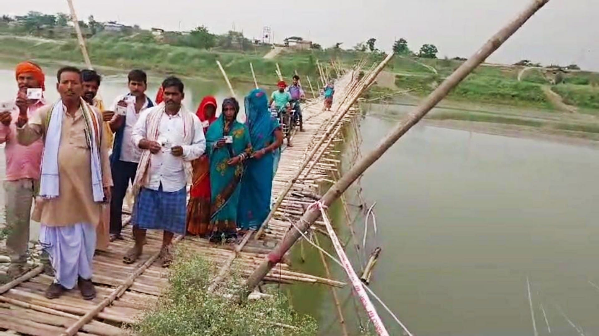 Muzaffarpur: Voting boycott in many places, but Aurai people crossed river by boat-bridge to cast their votes