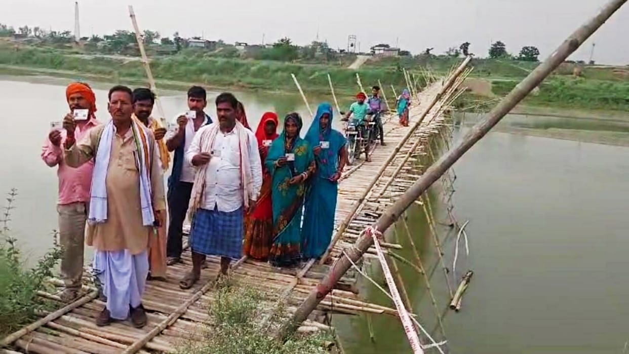 Muzaffarpur: Voting boycott in many places, but Aurai people crossed river by boat-bridge to cast their votes