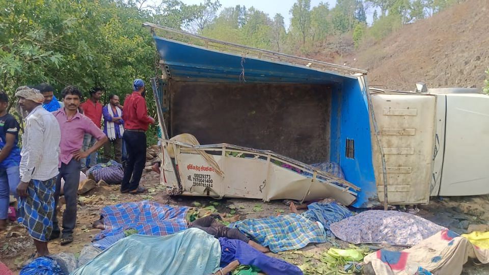 Tragic accident in Kabirdham Speeding pickup fell into ditch news of 15 people dead in the accident