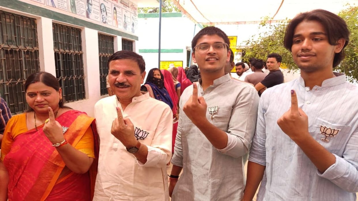 Kaushambi Lok Sabha Elections: MP Vid Sonkar came to cast his vote wearing a lotus symbol badge, complaint aga