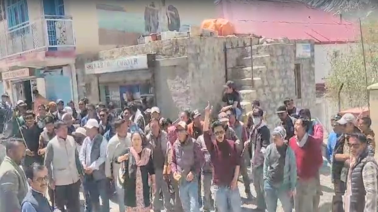 Congress workers showed black flags to Kangana Ranaut in Kaza and raised slogans of go back