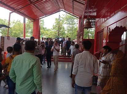 Raebareli: राहुल गांधी ने चुरुआ हनुमान मंदिर में किया दर्शन पूजन फिर मतदान केंद्रों का भ्रमण किया, तस्वीरें Loksabha Election 2024: Pics of Congress leader Rahul Gandhi in Raebareli.