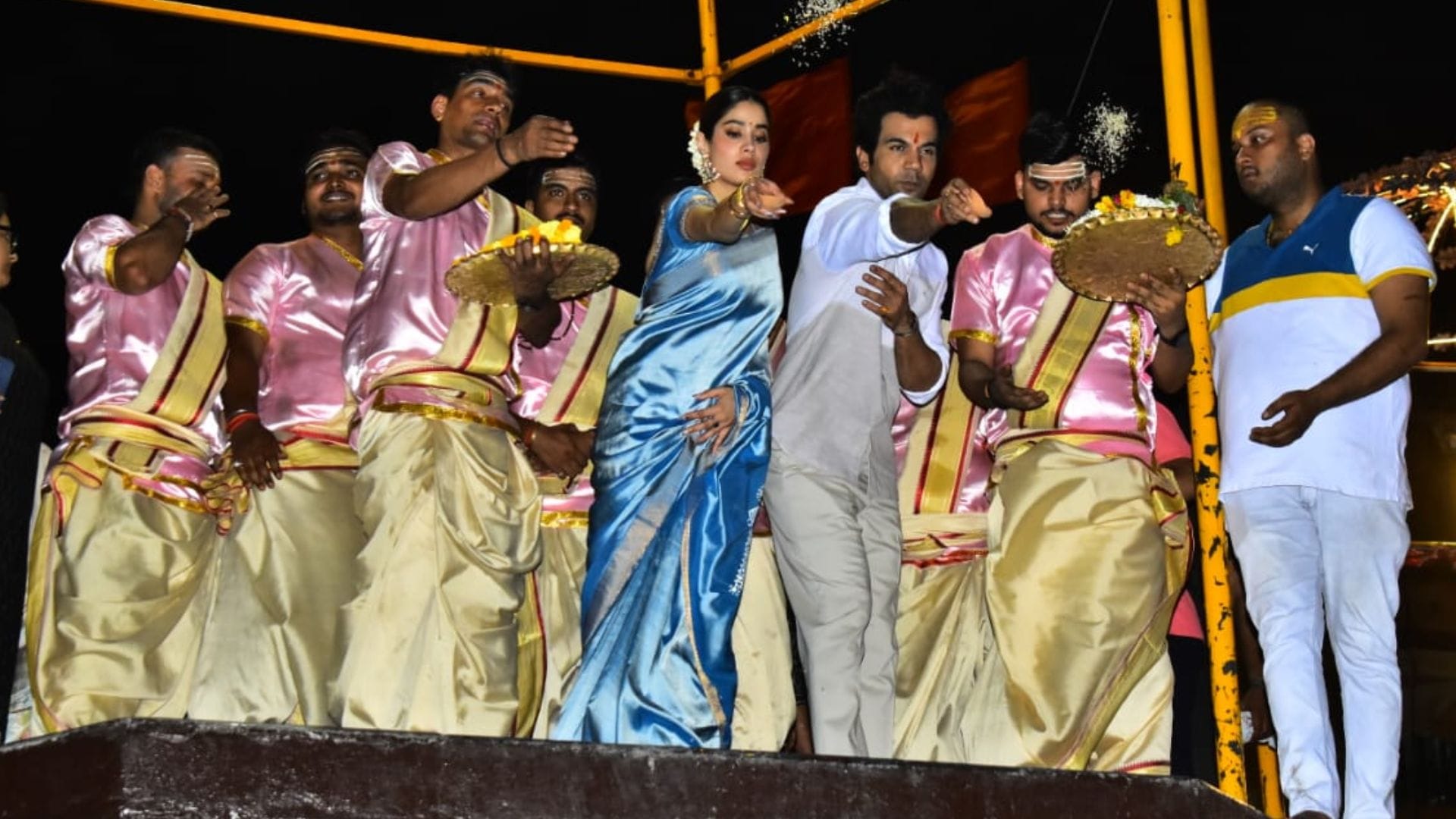 Mr. & Mrs. Mahi Film stars Rajkumar Rao and Janhvi Kapoor reached Kashi