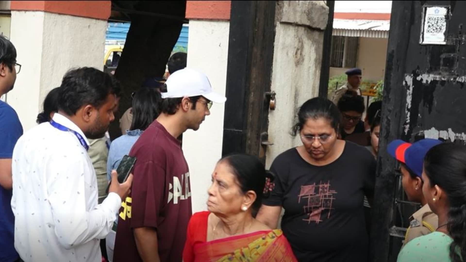 AKSHAY KUMAR rajkummar janhvi kapoor sanya malhotra and other celebs cast their vote in loksabha election 2024