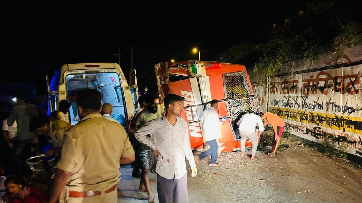 private bus fell from the flyover in bareilly