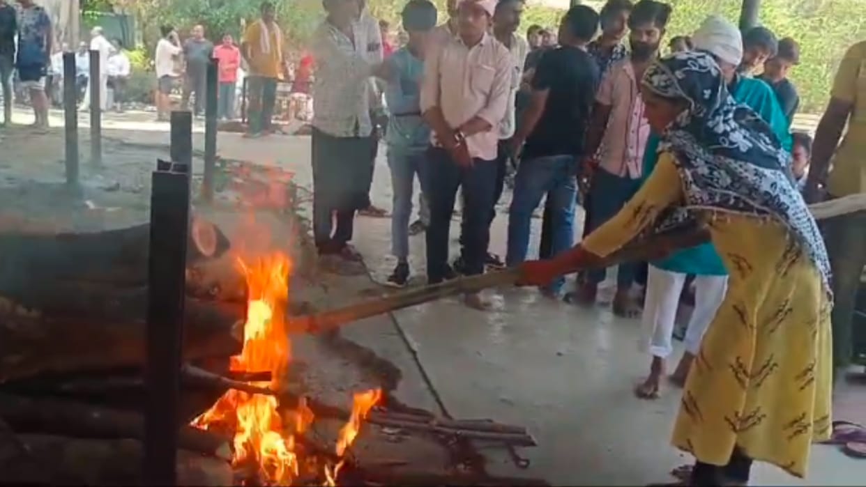 Sagar News: Sister performed the last rites of her only brother, people's eyes became moist.