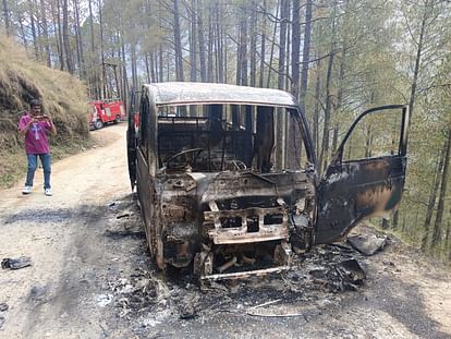 Uttarkashi News school van caught Fire and burnt life of children saved due to driver's intelligence