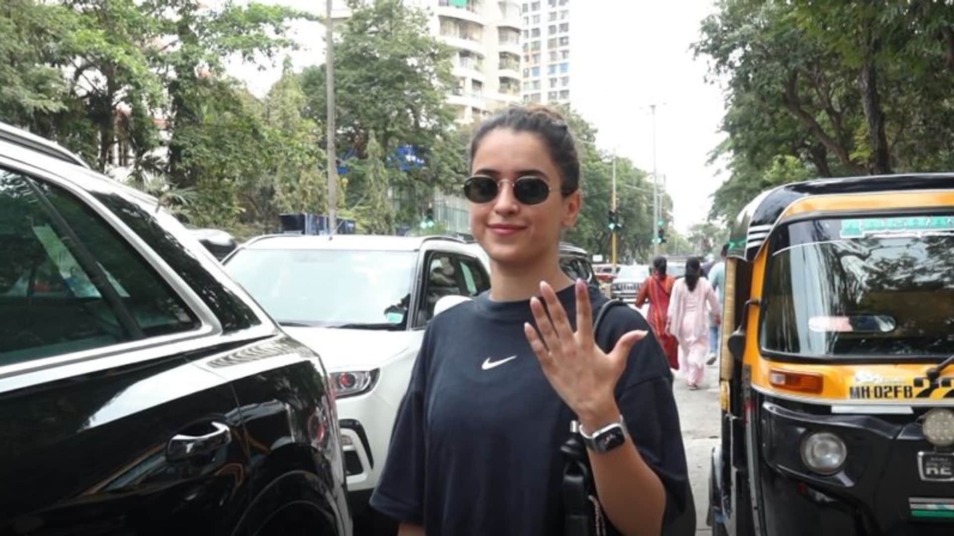 AKSHAY KUMAR rajkummar janhvi kapoor sanya malhotra and other celebs cast their vote in loksabha election 2024