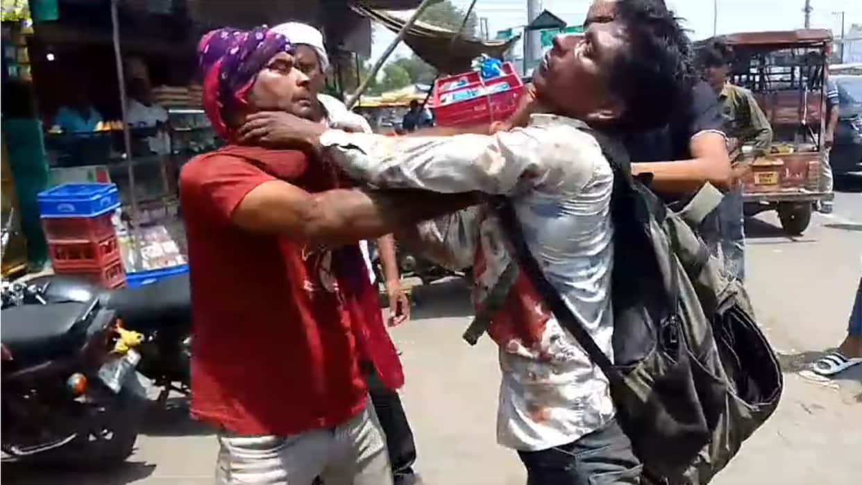 Fight between two drunk men on Delhi Shamli Highway in Shamli