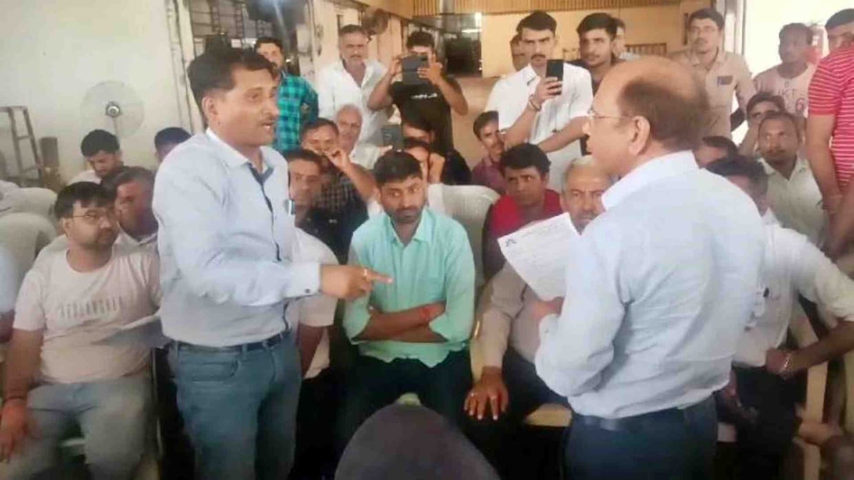 Sirohi News: Miscreants attacked a worker with a knife and killed him.