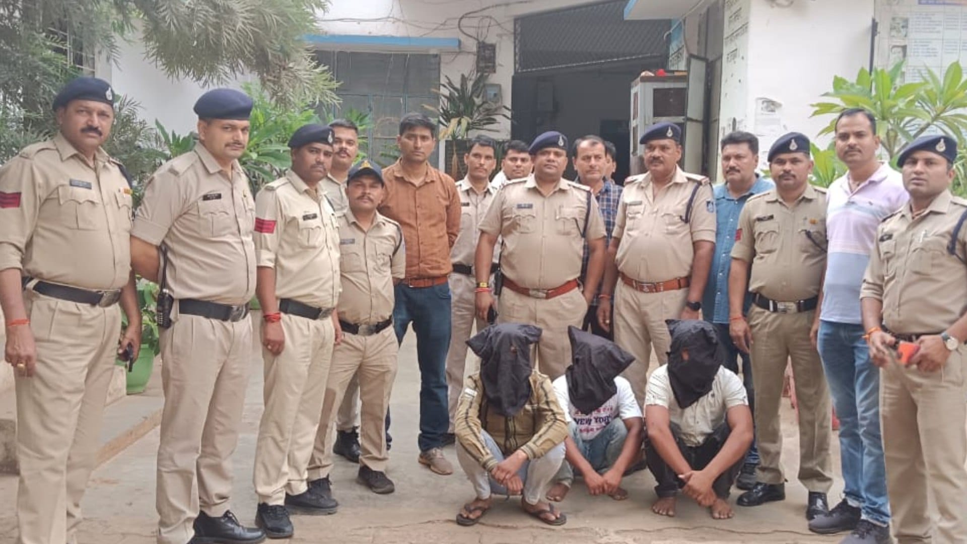 तीन आरोपी पुलिस ने पकड़े