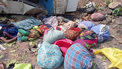 Tragic accident in Kabirdham Speeding pickup fell into ditch news of 15 people dead in the accident