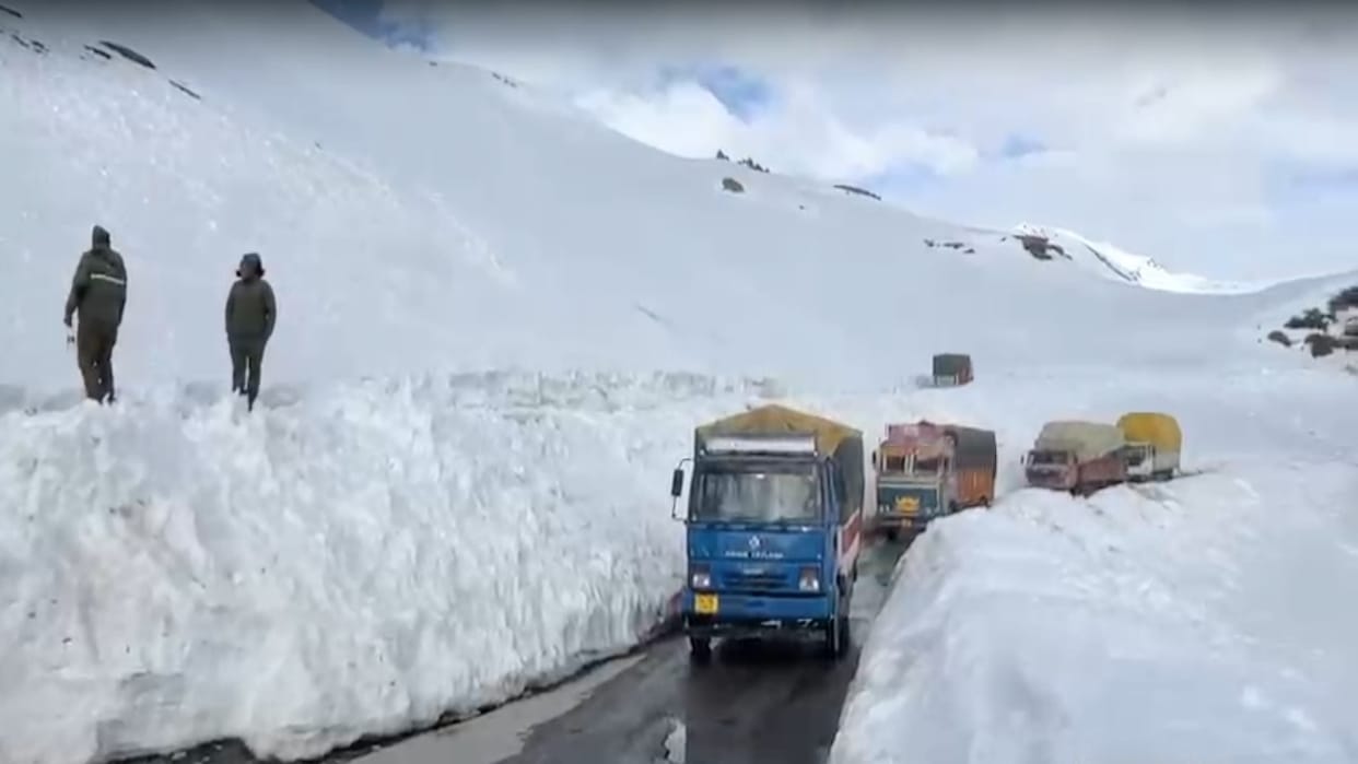 Hundreds of vehicles stranded for hours due to a truck breakdown on the Manali-Leh road