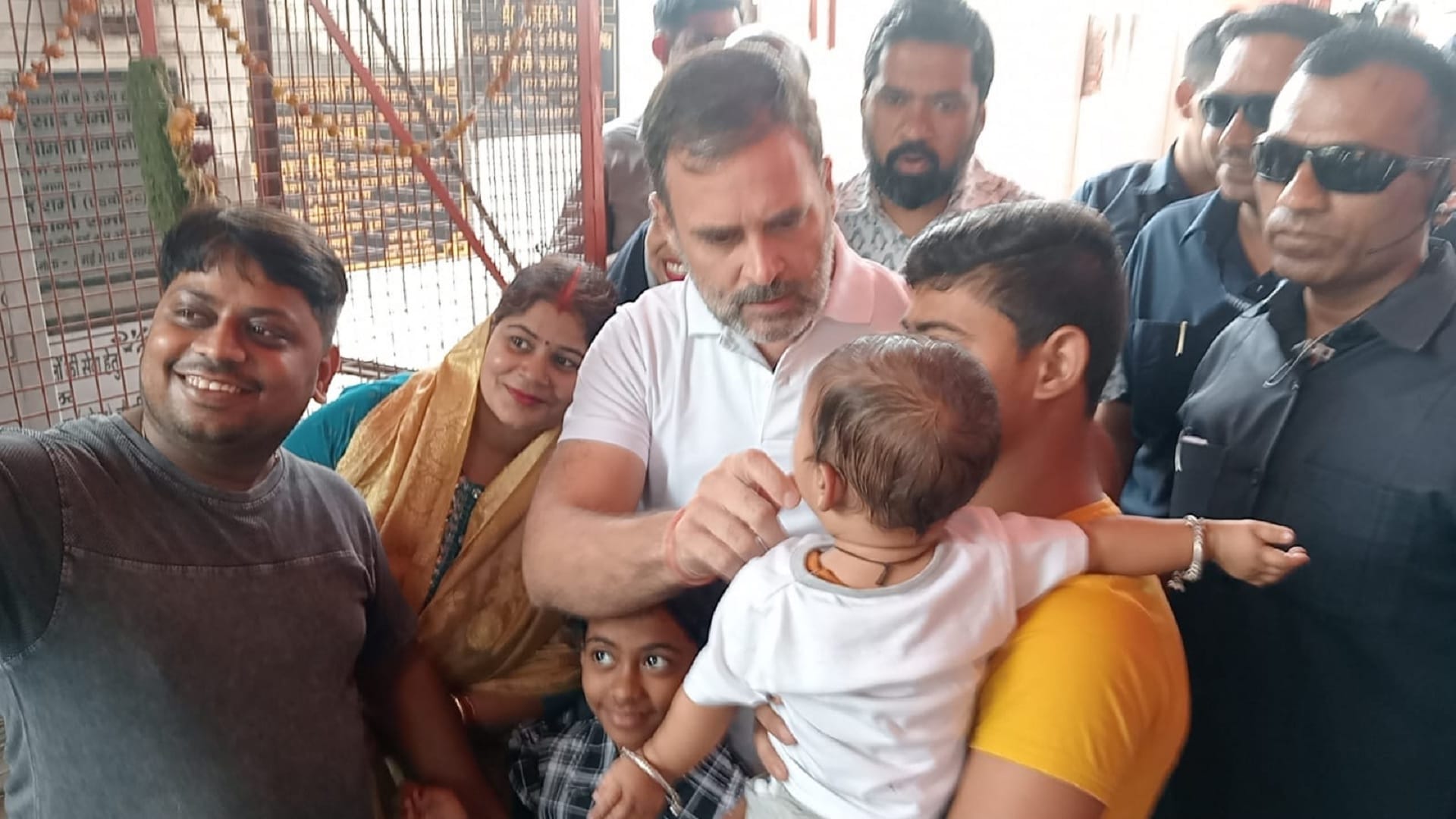 Rae Bareli: Rahul Gandhi arrived on the day of voting, inspected the booths, also took blessings of Bajrangbal