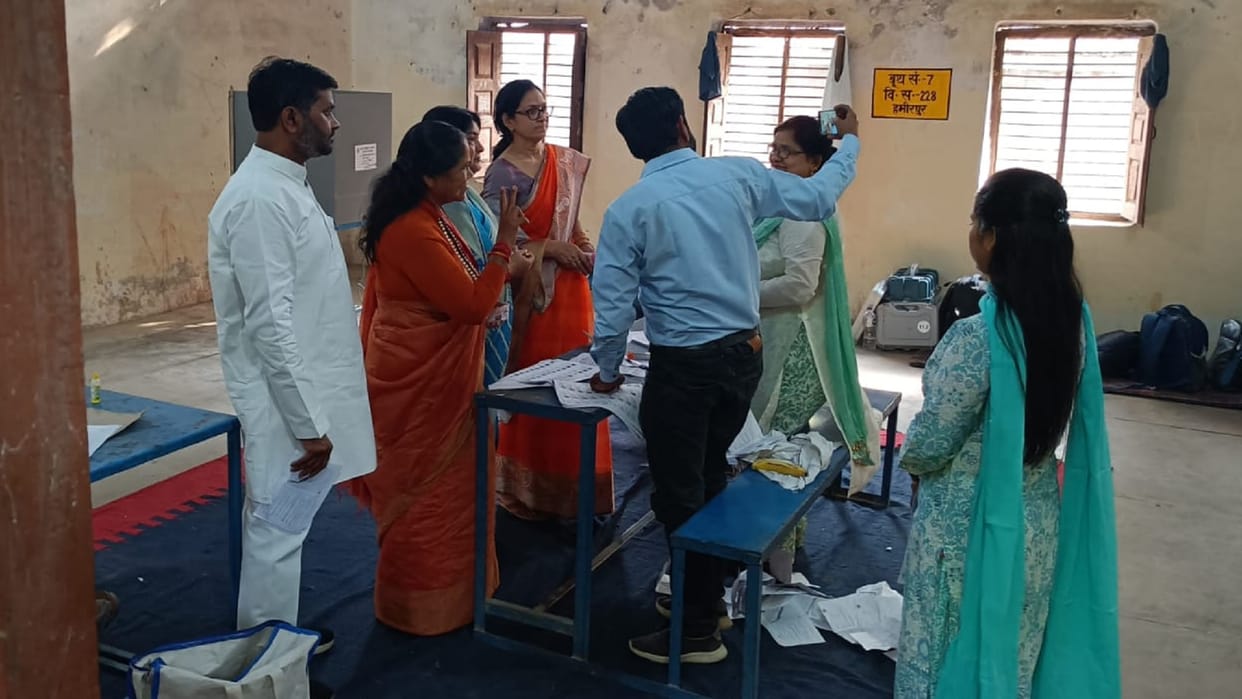 Uttar Pradesh Lok Sabha Election 2024 Phase 5 Voting Live Polling on fatehpur, jalaun, hamirpur, banda
