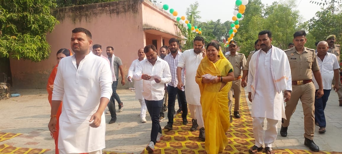 Kaiserganj: Queues formed in polling stations, BJP candidate Karanbhushan Singh arrived to cast his vote, the