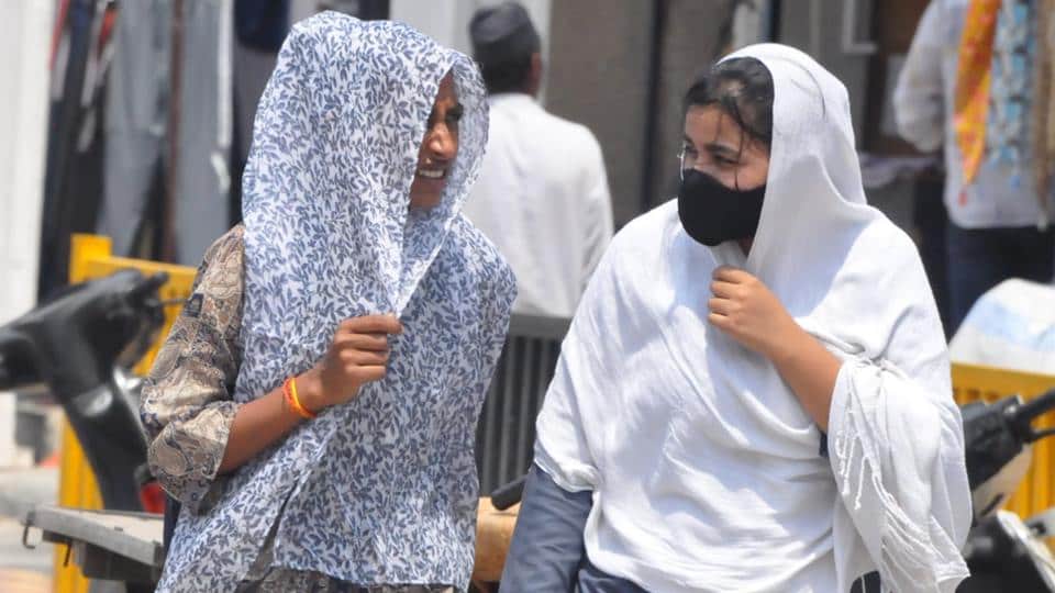 गर्मी से बचने की जुगत में युवतियां