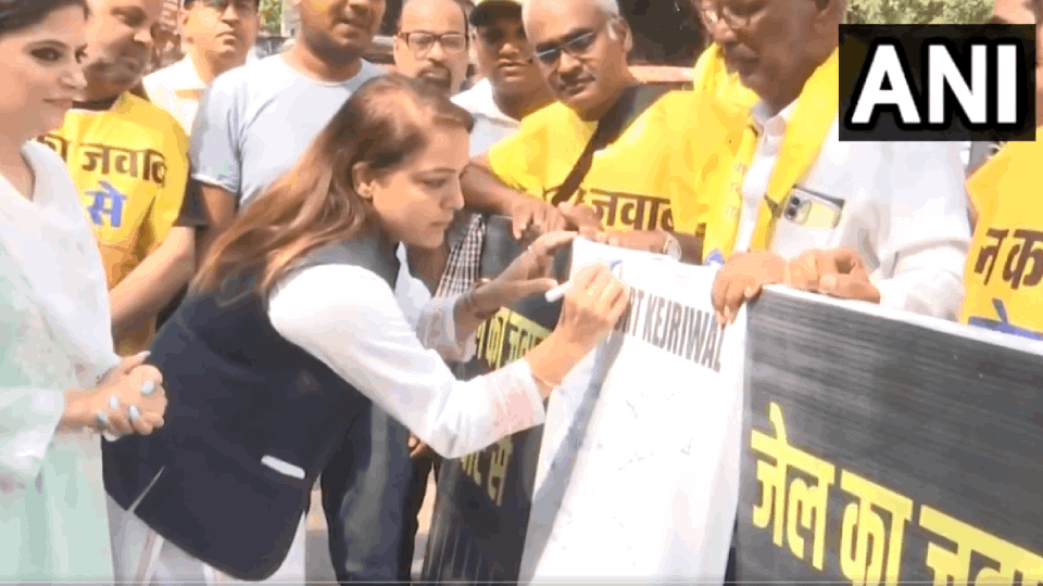 Delhi Mayor Shaili Oberoi was present AAP jail with vote signature campaign
