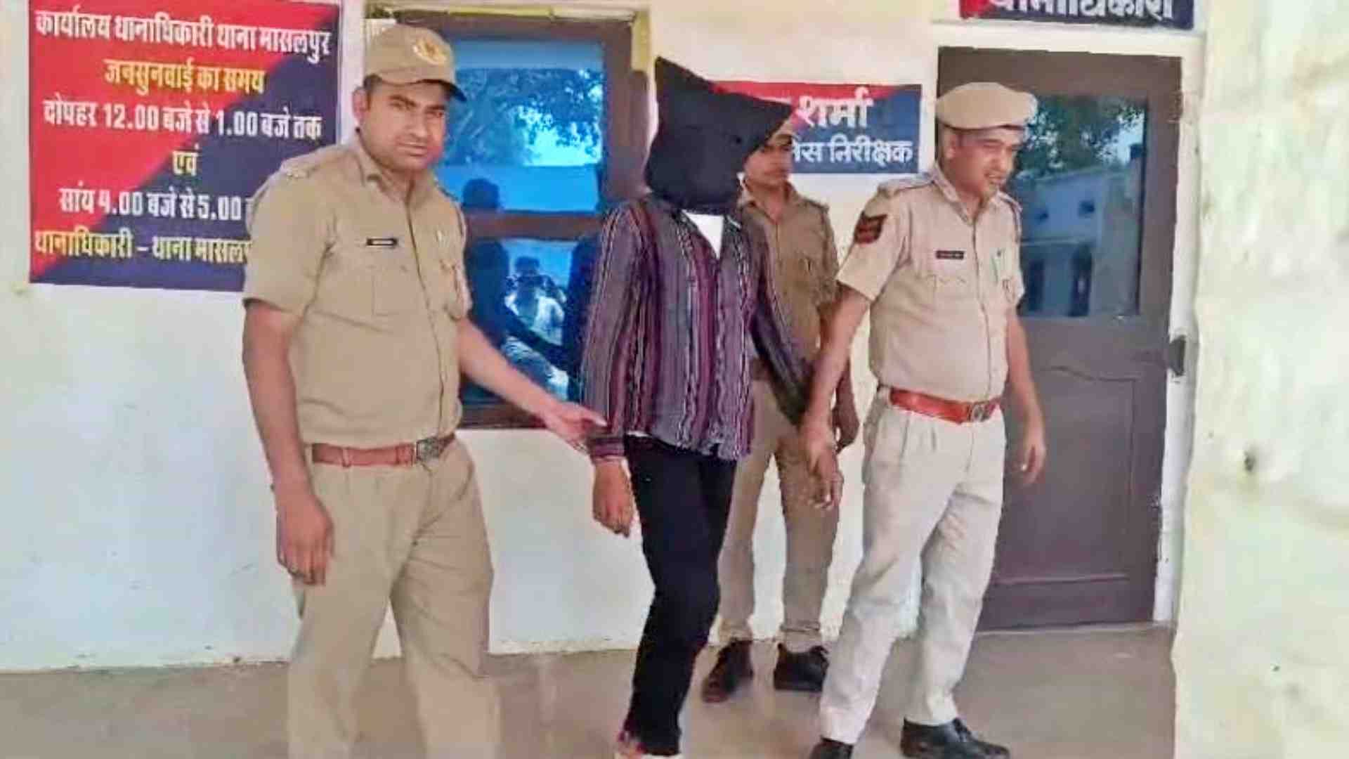 आरोपी को ले जाती पुलिस।