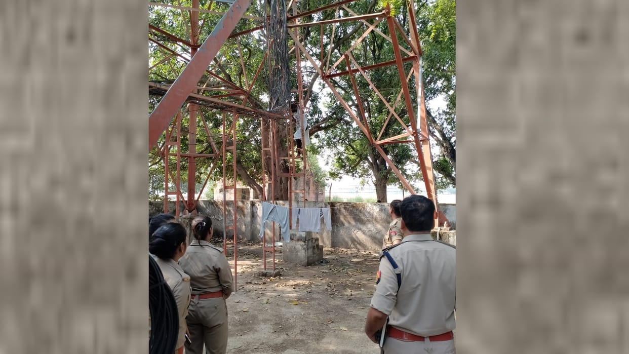 A young girl climbed on a tower in Jahangirganj in Ambedkarnagar.