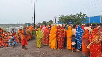 Bihar News: बेगूसराय में तेज रफ्तार हाईवा ट्रक के कुचलने से दो युवकों की मौत, NTPC प्रबंधक पर लापरवाही का आरोप Begusarai: 2 youths died after being crushed by a high-speed truck, NTPC manager accused of negligence
