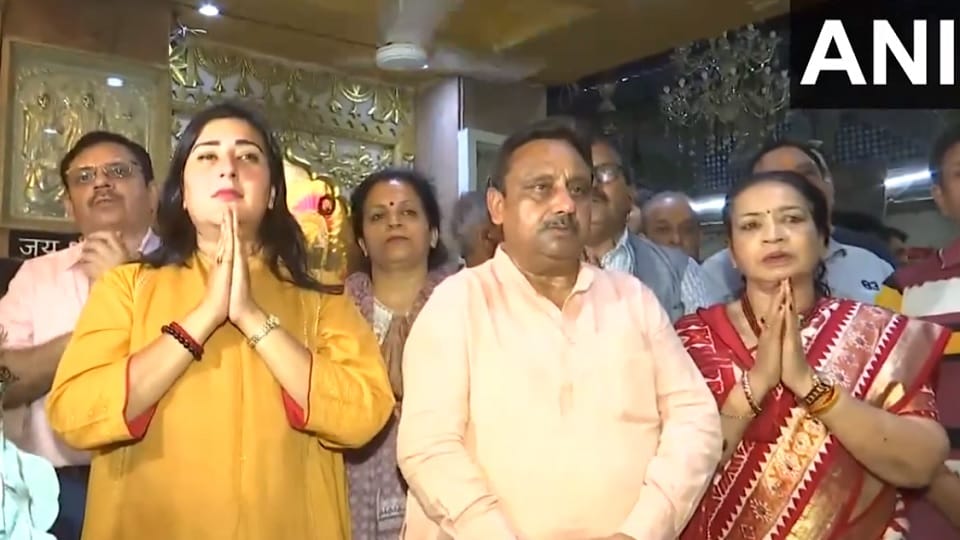 BJP candidates Bansuri Swaraj and Praveen Khandelwal attend morning aarti at Hanuman temple in Connaught Place