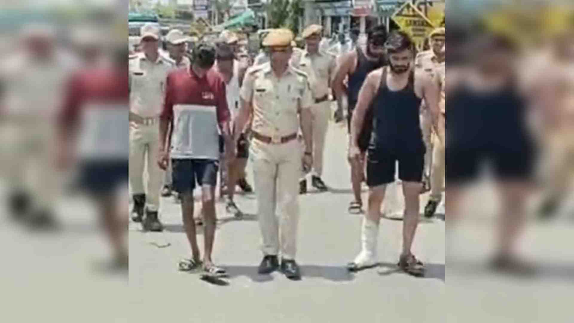 बाजार में बदमाशों को घुमाती पुलिस।