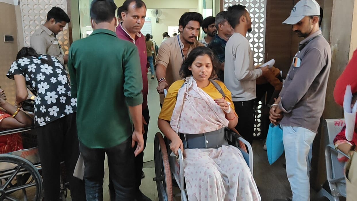 Indore News: Treatment of the injured in the bus accident in Indore, the injured said - the driver was driving