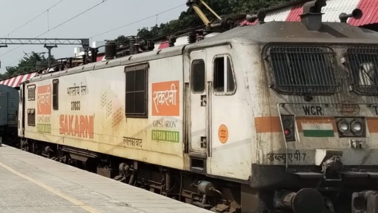 Railway suspended of two drivers and assistants for rule viollation