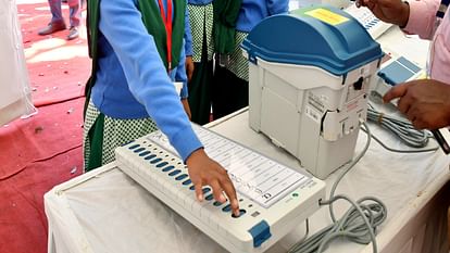 Lok Sabha Election: बूथ के अंदर बना लिया ईवीएम और वीवीपैट का वीडियो, फिर सोशल मीडिया पर किया साझा FIR against accused of making video of EVM inside booth in Jhansi and viral it