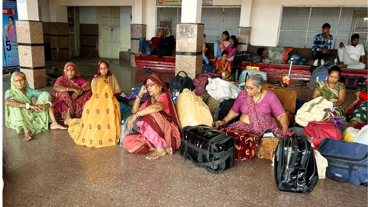 At Gorakhpur station, Schedule regular trains disturbed, summer special, work is done by changing coaches