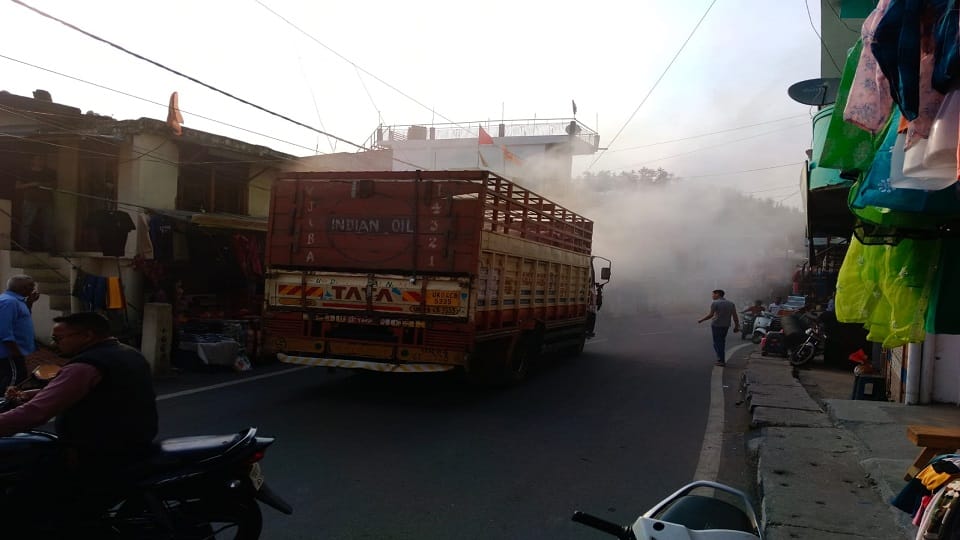 Suddenly smoke came out of the vehicle carrying gas cylinder in Lohaghat