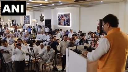 सम्मेलन को संबोधित करते सीएम पुष्कर धामी