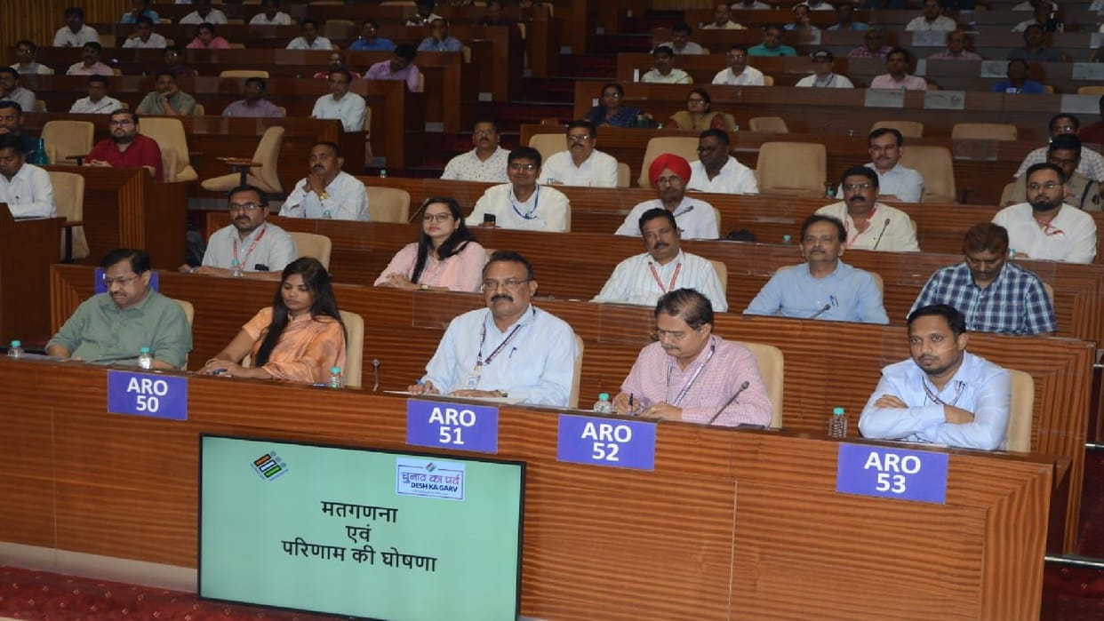 Training given to officers for counting of votes in Raipur