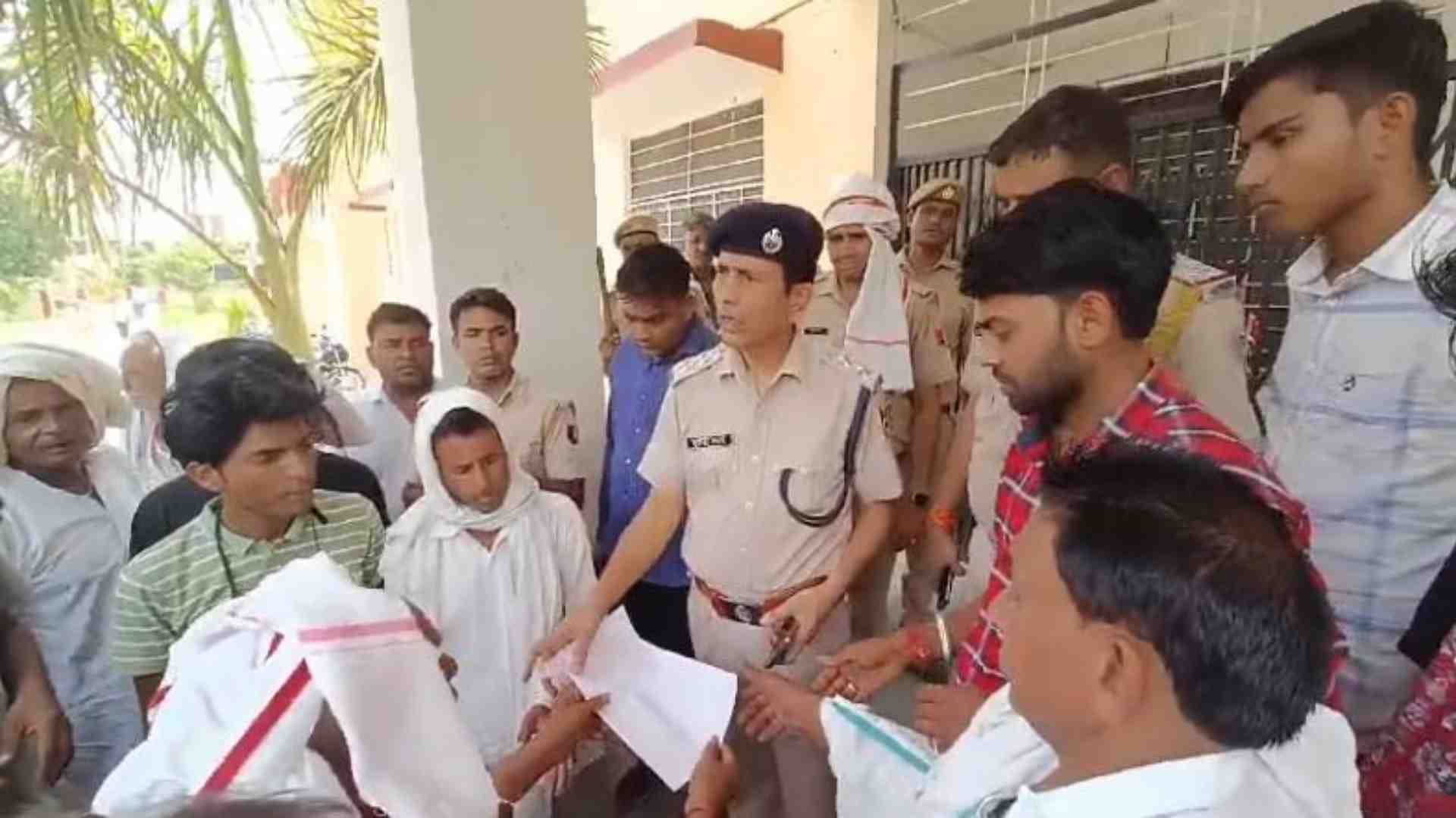 ज्ञापन सौंपते परिजन और ग्रामीण।