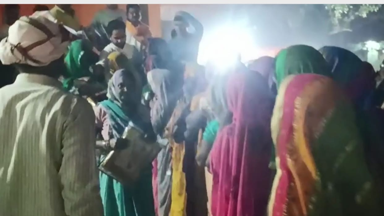 Lok Sabha Election Ballia seat Video viral of distribution of sarees in Jan Samvad